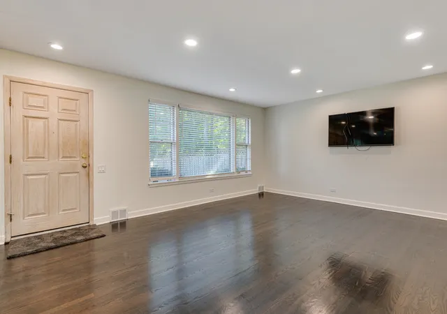 3rd image of 7330 N Kilbourn Ave, Lincolnwood, IL 60712 | MLS# 12616356