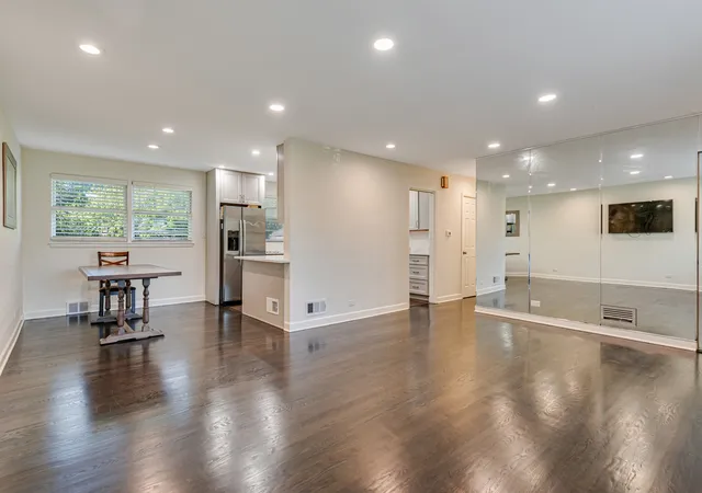 4th image of 7330 N Kilbourn Ave, Lincolnwood, IL 60712 | MLS# 12616356