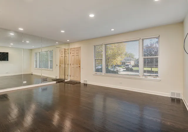 5th image of 7330 N Kilbourn Ave, Lincolnwood, IL 60712 | MLS# 12616356