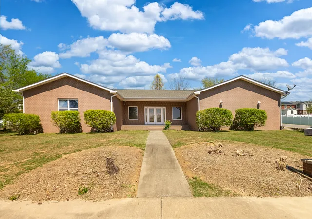 Photo 1 of Single family home for sale at 10 Peachtree Pl, Harrisburg, IL 62946 | MLS# 12616419 | Listing updated on 2026-09-18