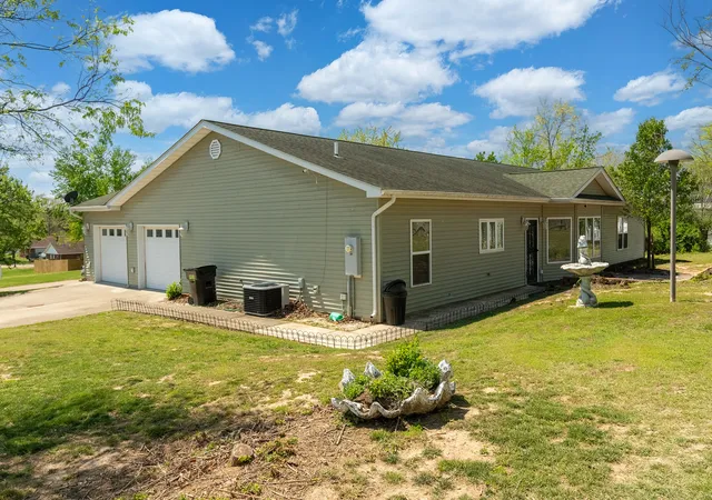 Photo 3 of Single family home for sale at 10 Peachtree Pl, Harrisburg, IL 62946 | MLS# 12616419 | Listing updated on 2026-09-18