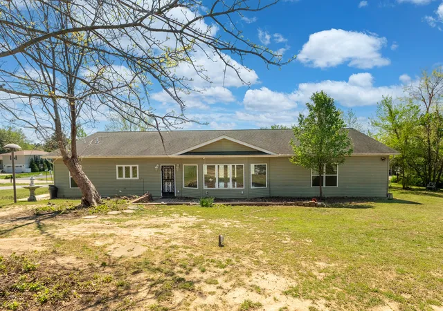 Photo 3 of Single family home for sale at 10 Peachtree Pl, Harrisburg, IL 62946 | MLS# 12616419 | Listing updated on 2026-10-11