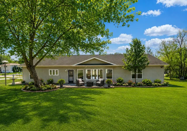 Photo 4 of Single family home for sale at 10 Peachtree Pl, Harrisburg, IL 62946 | MLS# 12616419 | Listing updated on 2026-10-11