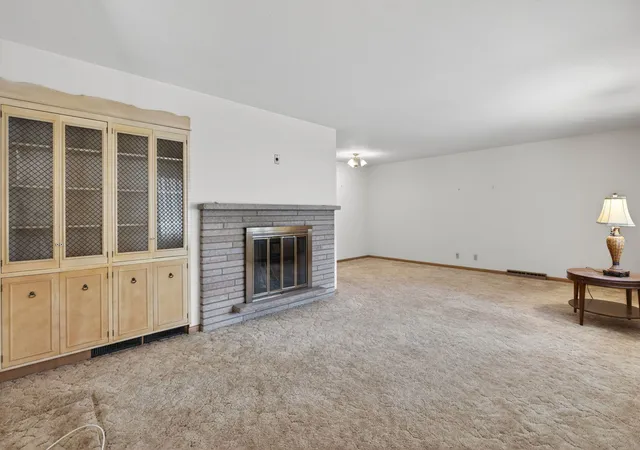 Photo 2 of Single family home for sale at 1301 Sherwood Pl, Joliet, IL 60435 | MLS# 12616861 | Listing updated on 2026-08-31