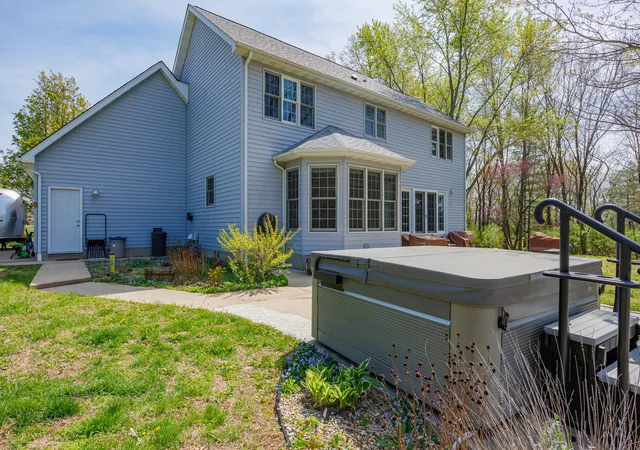 Photo 3 of Single family home for sale at 18749 N Tolle Ln, Mt Vernon, IL 62864 | MLS# 12617337 | Listing updated on 2026-10-02