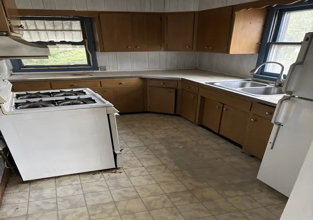 3rd image of 1010 Helen Ave, Joliet, IL 60433 | MLS# 12617418