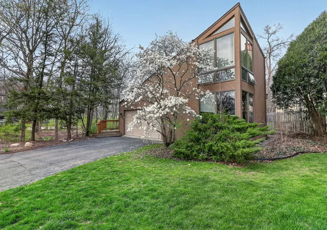 Homes for sale in Downers Grove, IL | 5337 Brookbank Rd, Downers Grove, IL 60515 | MLS# 12617668