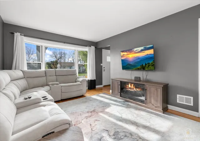 Photo 3 of Single family home for sale at 1337 Degener Ave, Elmhurst, IL 60126 | MLS# 12617898 | Listing updated on 2026-07-29