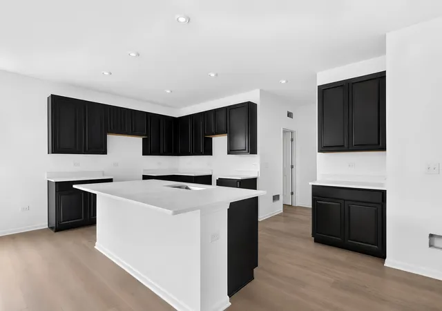 Photo 4 of Single family home for sale at 2021 Kenilworth Pl, Aurora, IL 60506 | MLS# 12618032 | Listing updated on 2026-09-15