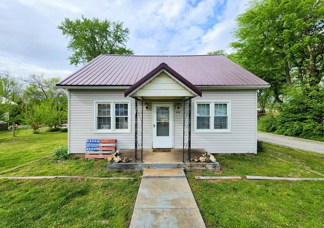Photo 3 of Sale Pending at 205 W Maple St, Coulterville, IL 62237 | MLS# 12618330 | Listing updated on 2026-10-07