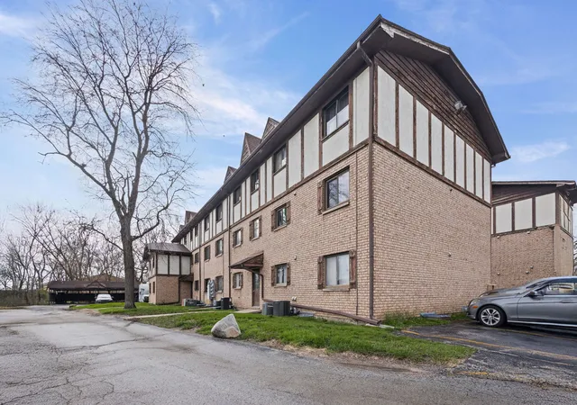 Photo 3 of Condo for sale at 2815 Glenwood Lansing Rd #205, Lynwood, IL 60411 | MLS# 12618879 | Listing updated on 2026-08-25