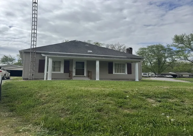 3rd image of 818 E Belleville Ave, Christopher, IL 62822 | MLS# 12618882