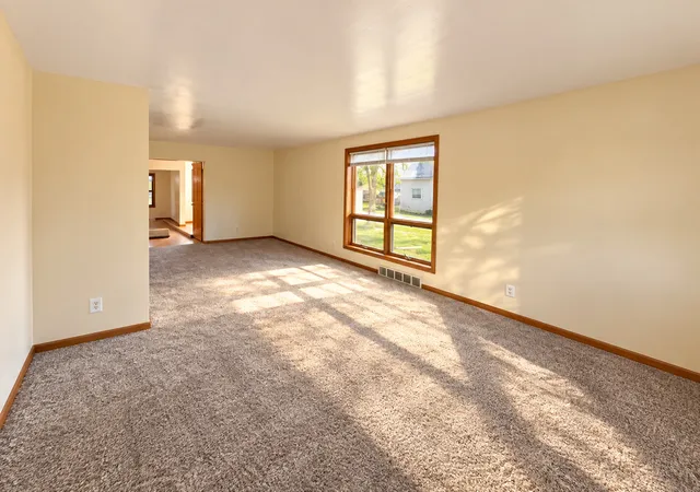 Photo 3 of Single family home for sale at 1090 Creve Coeur St, Lasalle, IL 61301 | MLS# 12618897 | Listing updated on 2026-10-01