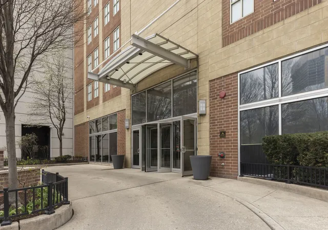 2nd image of 645 N Kingsbury St, Chicago, IL 60654