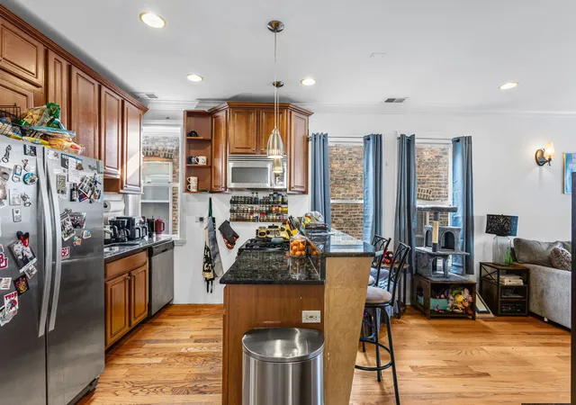 3rd image of 7341 N Honore St, Chicago, IL 60626