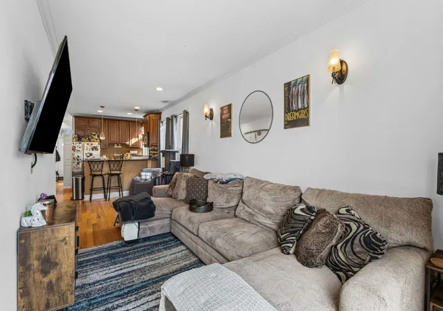 5th image of 7341 N Honore St, Chicago, IL 60626