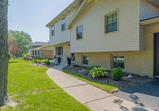 2nd image of 220 Pfaff Dr, Frankfort, IL 60423 | MLS# 12619981