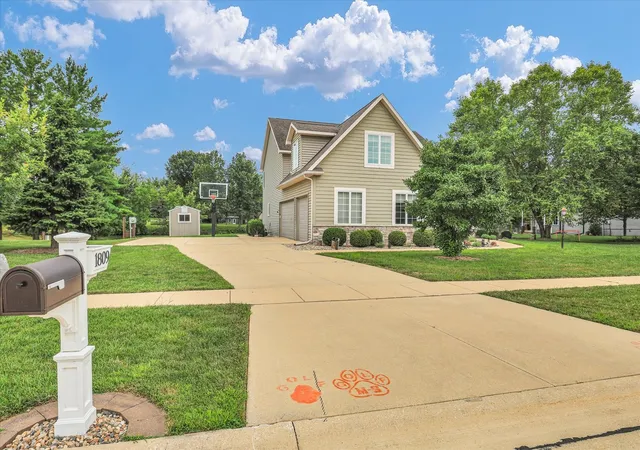 Photo 3 of Single family home for sale at 1809 N E W Lake Dr, Mahomet, IL 61853 | MLS# 12620636 | Listing updated on 2026-08-11