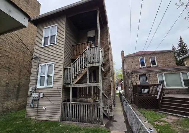 Listing Photo 2 - Condo for sale in building located at 8215 S Eberhart Ave, Chicago, IL 60619