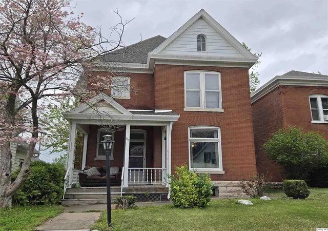 3rd image of 1019 Madison St, Quincy, IL 62301 | MLS# 12621310