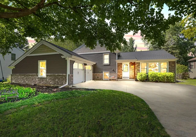 Homes for sale in Batavia, IL | 1055 Cardinal Ct, Batavia, IL 60510 | MLS# 12621805