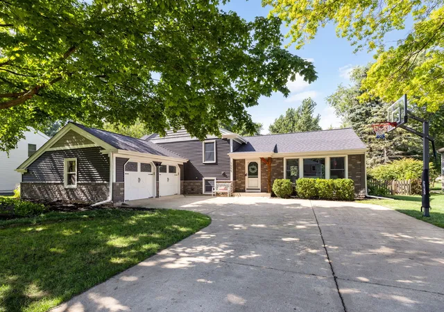 Homes for sale in Batavia, IL | 1055 Cardinal Ct, Batavia, IL 60510 | MLS# 12621805