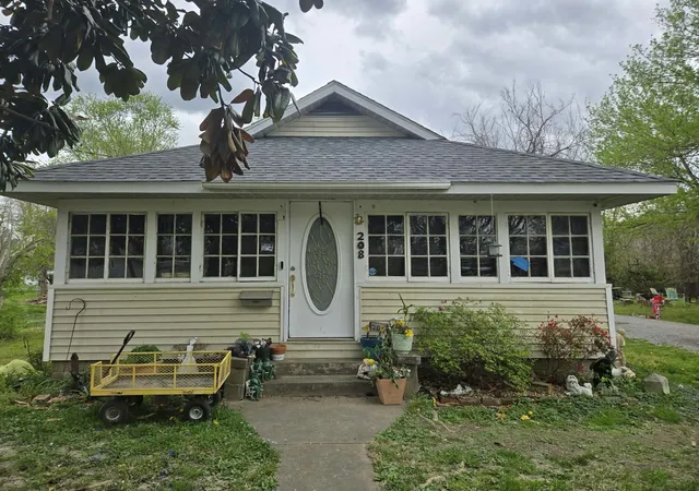 Photo 1 of Single family home for sale at 208 W Bryan St, Herrin, IL 62948 | MLS# 12621979 | Listing updated on 2026-07-30