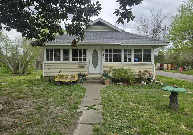 Photo 2 of Single family home for sale at 208 W Bryan St, Herrin, IL 62948 | MLS# 12621979 | Listing updated on 2026-07-30