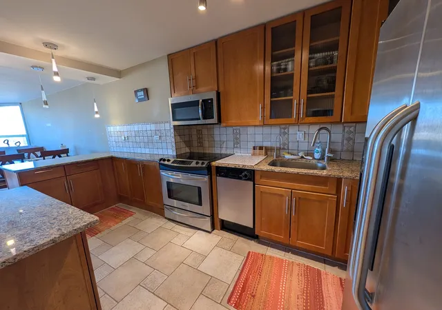 2nd image of 720 W Gordon Ter, Chicago, IL 60613