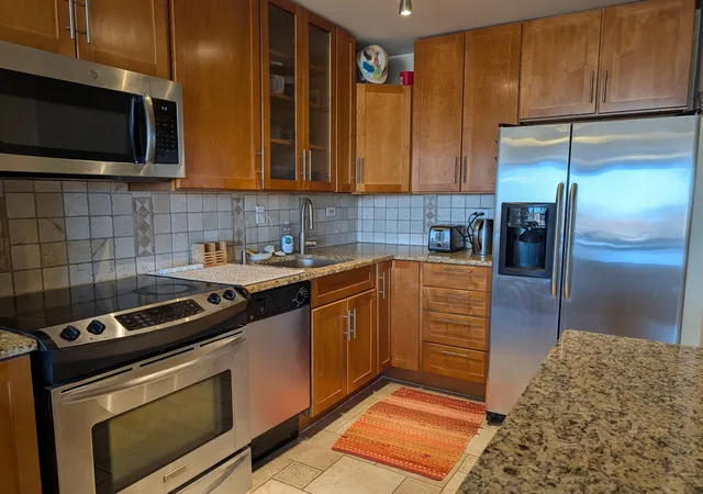 3rd image of 720 W Gordon Ter, Chicago, IL 60613
