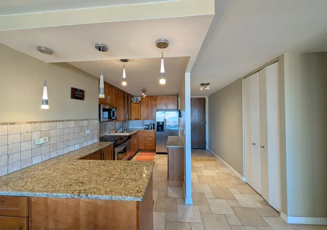 5th image of 720 W Gordon Ter, Chicago, IL 60613