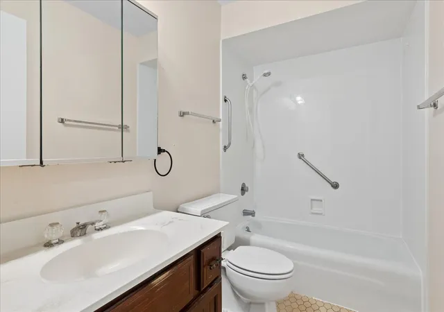 Homes for sale in Schaumburg, IL | 101 Bar Harbour Rd #4L, Schaumburg, IL 60193 | MLS# 12622572