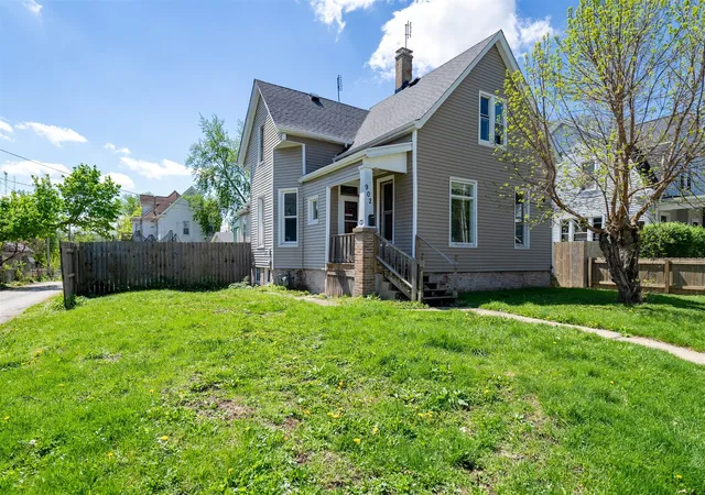1st image of 902 W Grove St, Bloomington, IL 61701 | MLS# 12622737