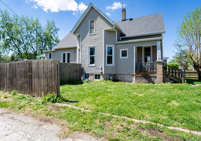 2nd image of 902 W Grove St, Bloomington, IL 61701 | MLS# 12622737