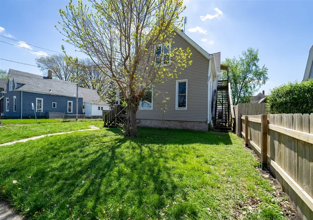 3rd image of 902 W Grove St, Bloomington, IL 61701 | MLS# 12622737