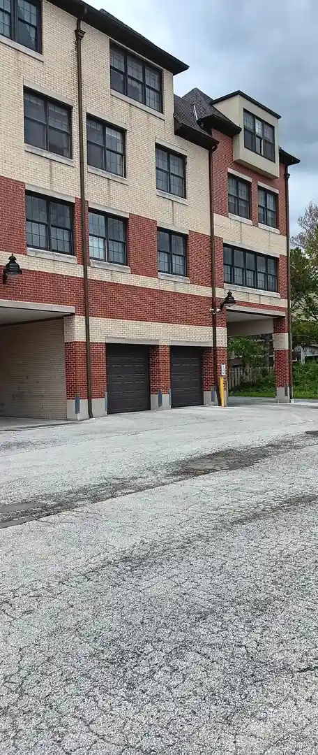Listing Photo 36 - Condo for sale in 10 E Burlington St located at 10 E Burlington St, Riverside, IL 60546 - Unit #2J