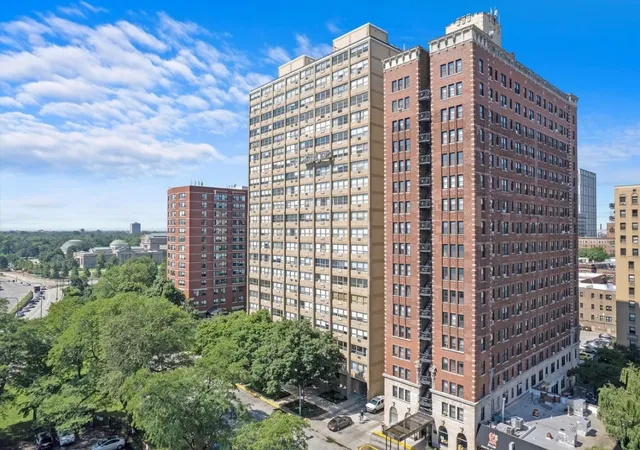 Homes for sale in Chicago, IL | 5530 S Shore Dr #5B, Chicago, IL 60637 | MLS# 12623423