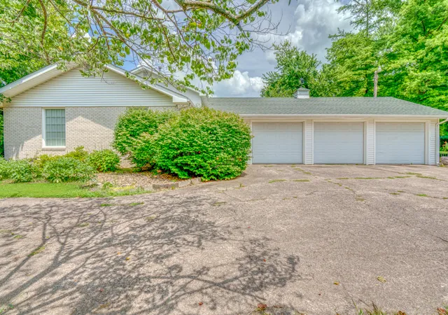 Photo 2 of Single family home for sale at 766 Fairfield Rd, Mt Vernon, IL 62864 | MLS# 12623650 | Listing updated on 2026-07-31