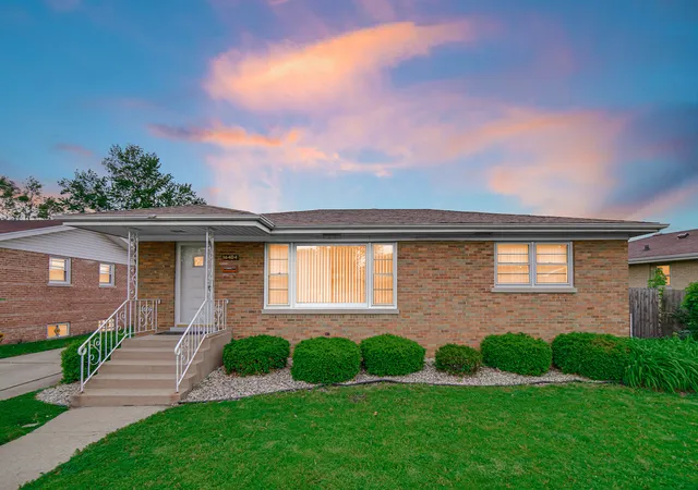 Homes for sale in South Holland, IL | 16404 Betty Ln, South Holland, IL 60473 | MLS# 12624385