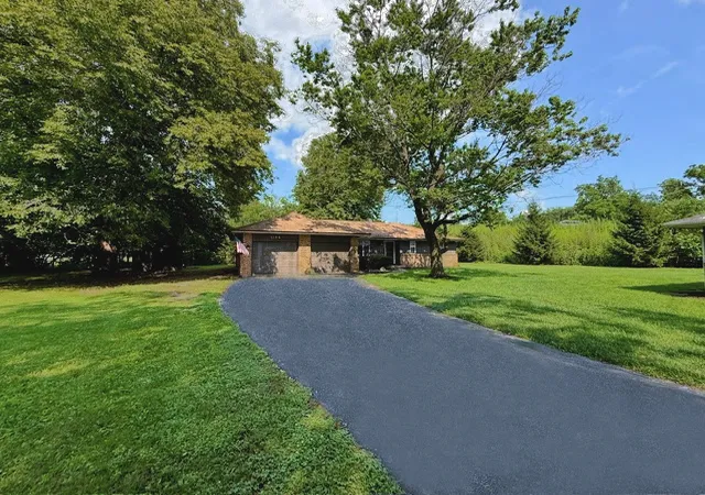Single family home for sale at 1106 E Pearl Dr, Mahomet, IL 61853 | MLS# 12624411