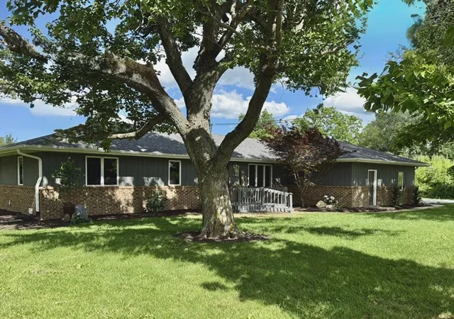 Photo 3 of Single family home for sale at 1108 Pearl Dr, Mahomet, IL 61853 | MLS# 12624418 | Listing updated on 2026-10-18