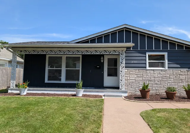 Homes for sale in Moline, IL | 2505 23rd Avenue B Avenue, Moline, IL 61265 | MLS# 12624567