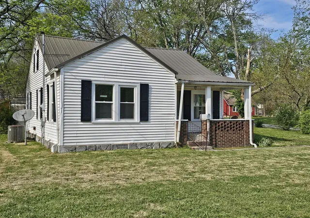 2nd image of 415 E Johnson St, Fairfield, IL 62837 | MLS# 12625548