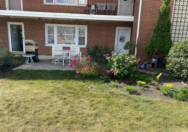 2nd image of 1113 Holiday Ln, Des Plaines, IL 60016