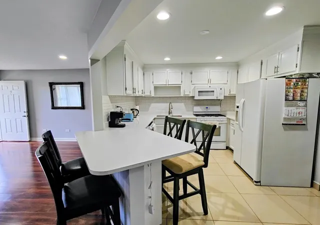 2nd image of 1113 Holiday Ln #9, Des Plaines, IL 60016 | MLS# 12626088