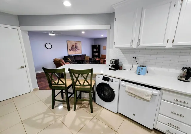 3rd image of 1113 Holiday Ln, Des Plaines, IL 60016