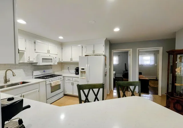 4th image of 1113 Holiday Ln, Des Plaines, IL 60016