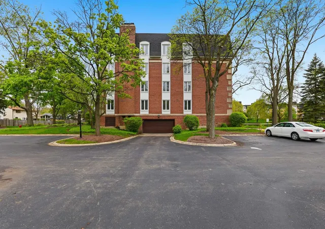 Homes for sale in Buffalo Grove, IL | 175 Lake Boulevard, Buffalo Grove, IL 60089 | Houzeo