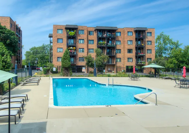 2nd image of 9396 Landings Ln, Des Plaines, IL 60016