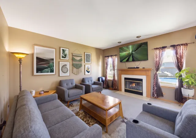 Photo 4 of Single family home for sale at 8 Elizabeth Ct, Lake In The Hills, IL 60156 | MLS# 12627225 | Listing updated on 2026-10-07